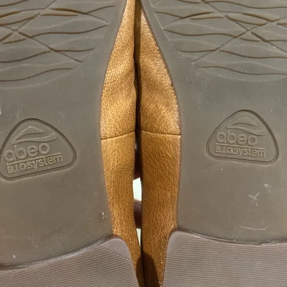 Abeo Jean II Slip-On Leather Loafers Size 7 1/2 Neutral