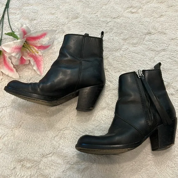 Acne Studios - Vintage Pistol Black Leather Heeled Boots