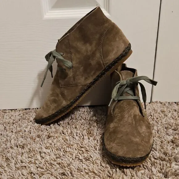 Aetrex Addison Suede Ankle Boots with Green Laces 9-9.5