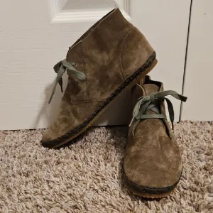Aetrex Addison Suede Ankle Boots with Green Laces 9-9.5