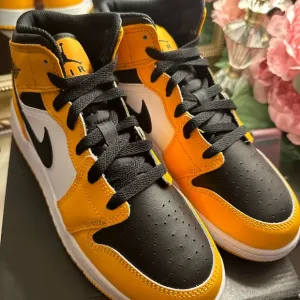 Air Jordan 1 - Black and Yellow