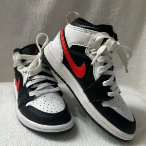 Air Jordan 1 mid chile red
