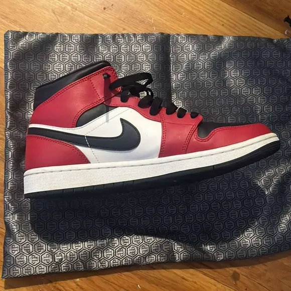 Air Jordan 1 Mid GS 'Chicago Black Toe'