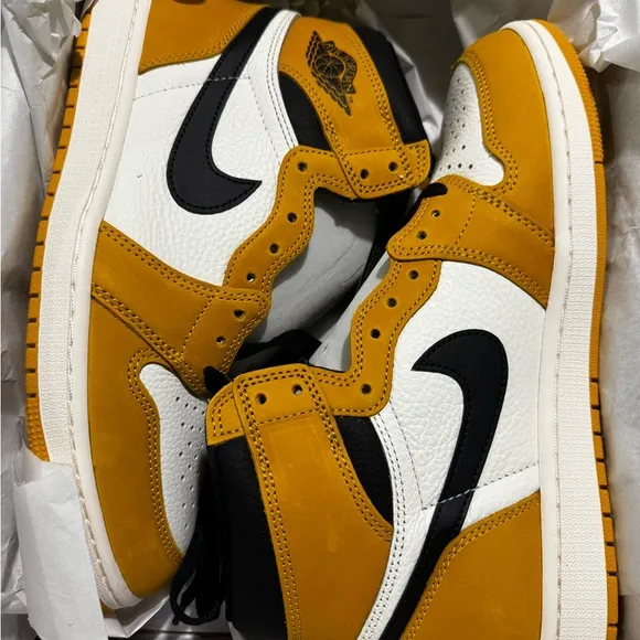 Air Jordan 1 Retro High OG Nike Yellow and Black Sneakers High-Top