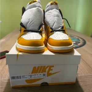 Air Jordan 1 Retro High OG Nike Yellow and Black Sneakers High-Top