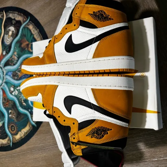 Air Jordan 1 Retro High OG Nike Yellow and Black Sneakers High-Top