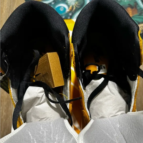 Air Jordan 1 Retro High OG Nike Yellow and Black Sneakers High-Top