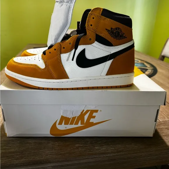 Air Jordan 1 Retro High OG Nike Yellow and Black Sneakers High-Top