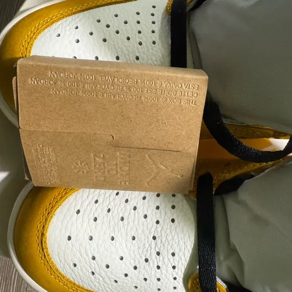 Air Jordan 1 Retro High OG Nike Yellow and Black Sneakers High-Top