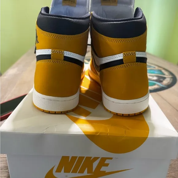 Air Jordan 1 Retro High OG Nike Yellow and Black Sneakers High-Top