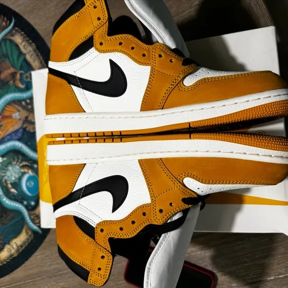 Air Jordan 1 Retro High OG Nike Yellow and Black Sneakers High-Top