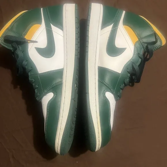 Air Jordan Green and Gold Sneakers Retro 1 Mid Air Jordan Nike