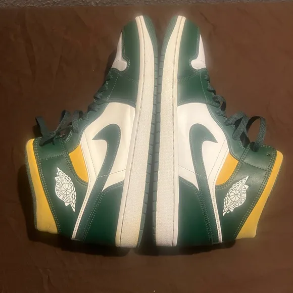 Air Jordan Green and Gold Sneakers Retro 1 Mid Air Jordan Nike