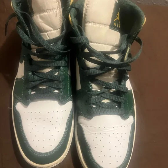Air Jordan Green and Gold Sneakers Retro 1 Mid Air Jordan Nike