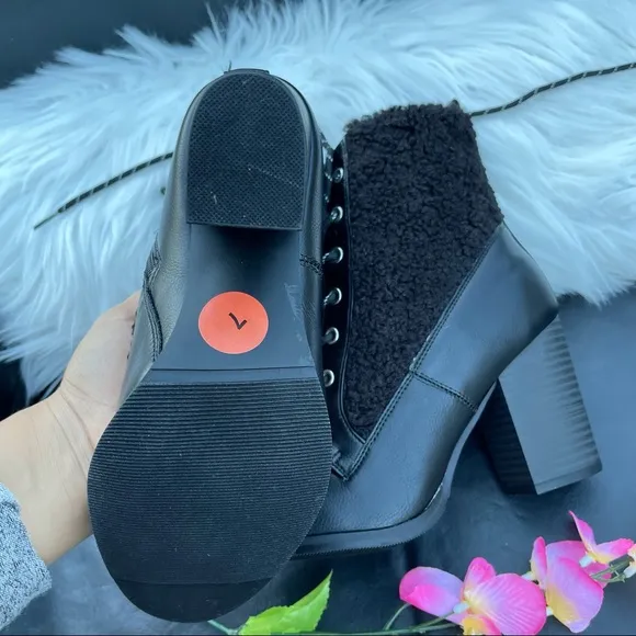 ankles boots black xoxo size 7 new.