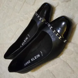 Anne Klein iflex Black Flats 9 NWOT