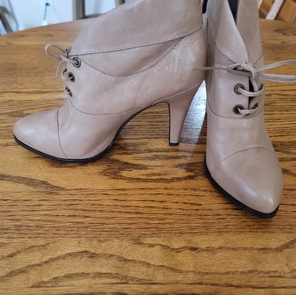 B Makoswky Camel Cap Toe Genuine Leather  Heels Shoes Ankle Boots