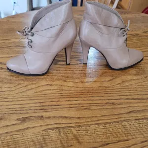 B Makoswky Camel Cap Toe Genuine Leather  Heels Shoes Ankle Boots