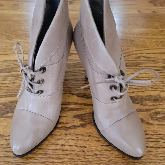 B Makoswky Camel Cap Toe Genuine Leather  Heels Shoes Ankle Boots
