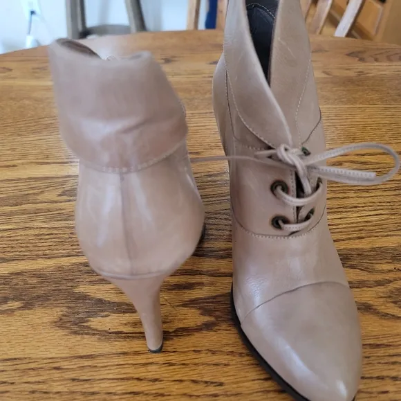 B Makoswky Camel Cap Toe Genuine Leather  Heels Shoes Ankle Boots