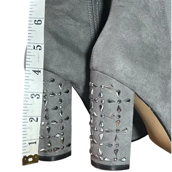 Badgley Mischka Grey Seude Embellished Heeled Ankle Boots sz 7