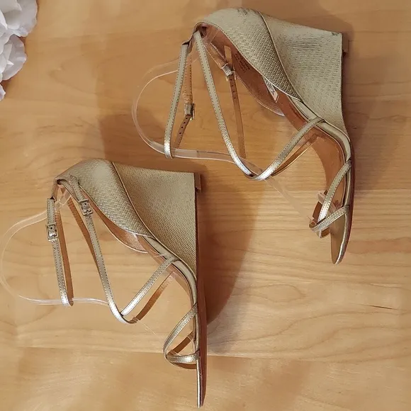 Badgley Mischka Soft Gold Embossed Pattern Leather Wedges Size 8