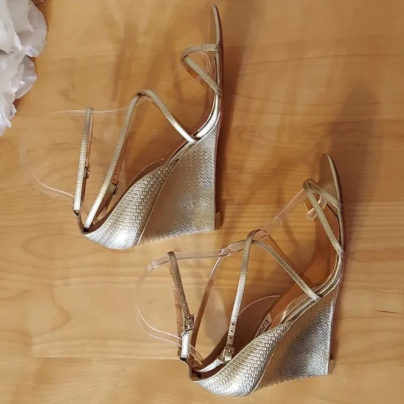 Badgley Mischka Soft Gold Embossed Pattern Leather Wedges Size 8