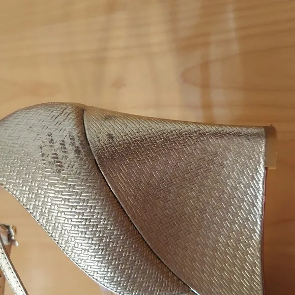 Badgley Mischka Soft Gold Embossed Pattern Leather Wedges Size 8