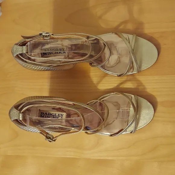 Badgley Mischka Soft Gold Embossed Pattern Leather Wedges Size 8