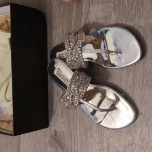 Badgley Mischka Trent silent leather embellished thong sandals size 6