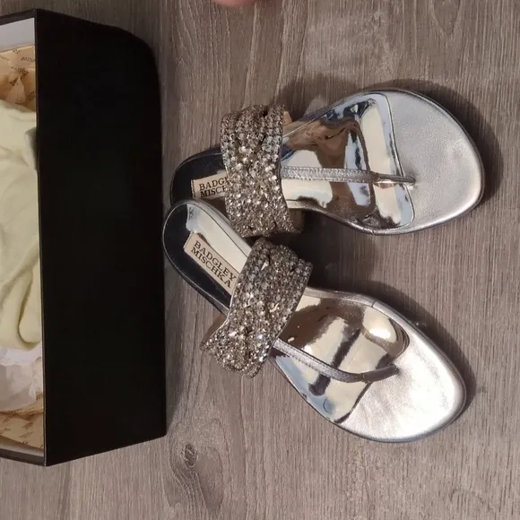Badgley Mischka Trent silent leather embellished thong sandals size 6