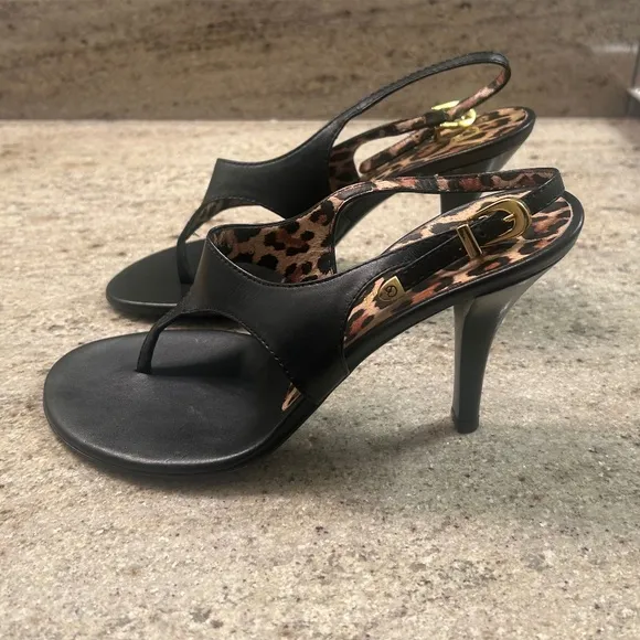 Beautiful Black St. John Leather T-Strap Thong Sandals