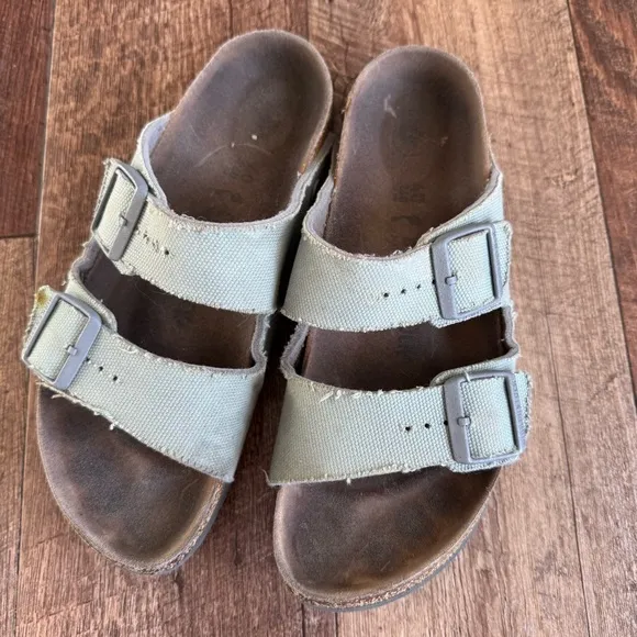 Birkenstock Arizona green canvas 2 strap slide sandals size 40/ women’s 9 narrow