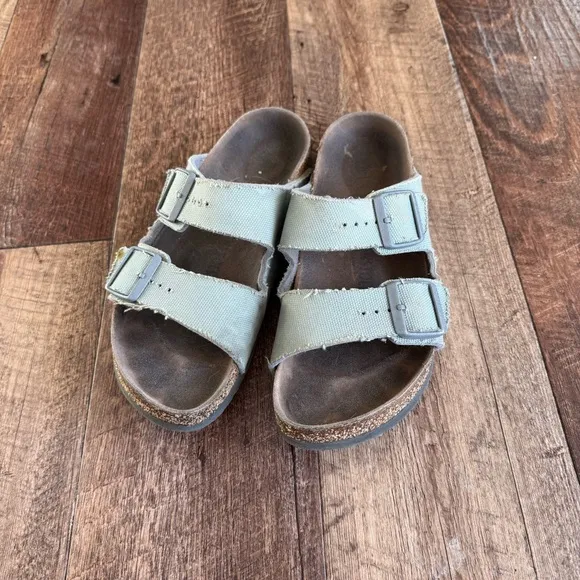 Birkenstock Arizona green canvas 2 strap slide sandals size 40/ women’s 9 narrow