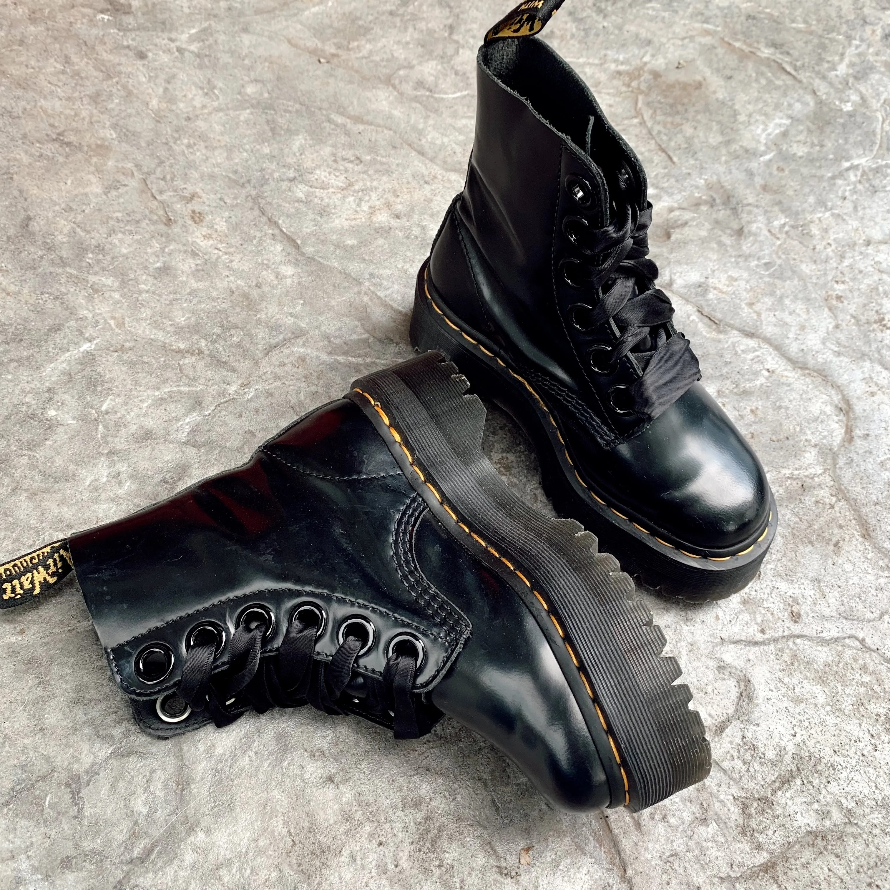 Black Molly Platform