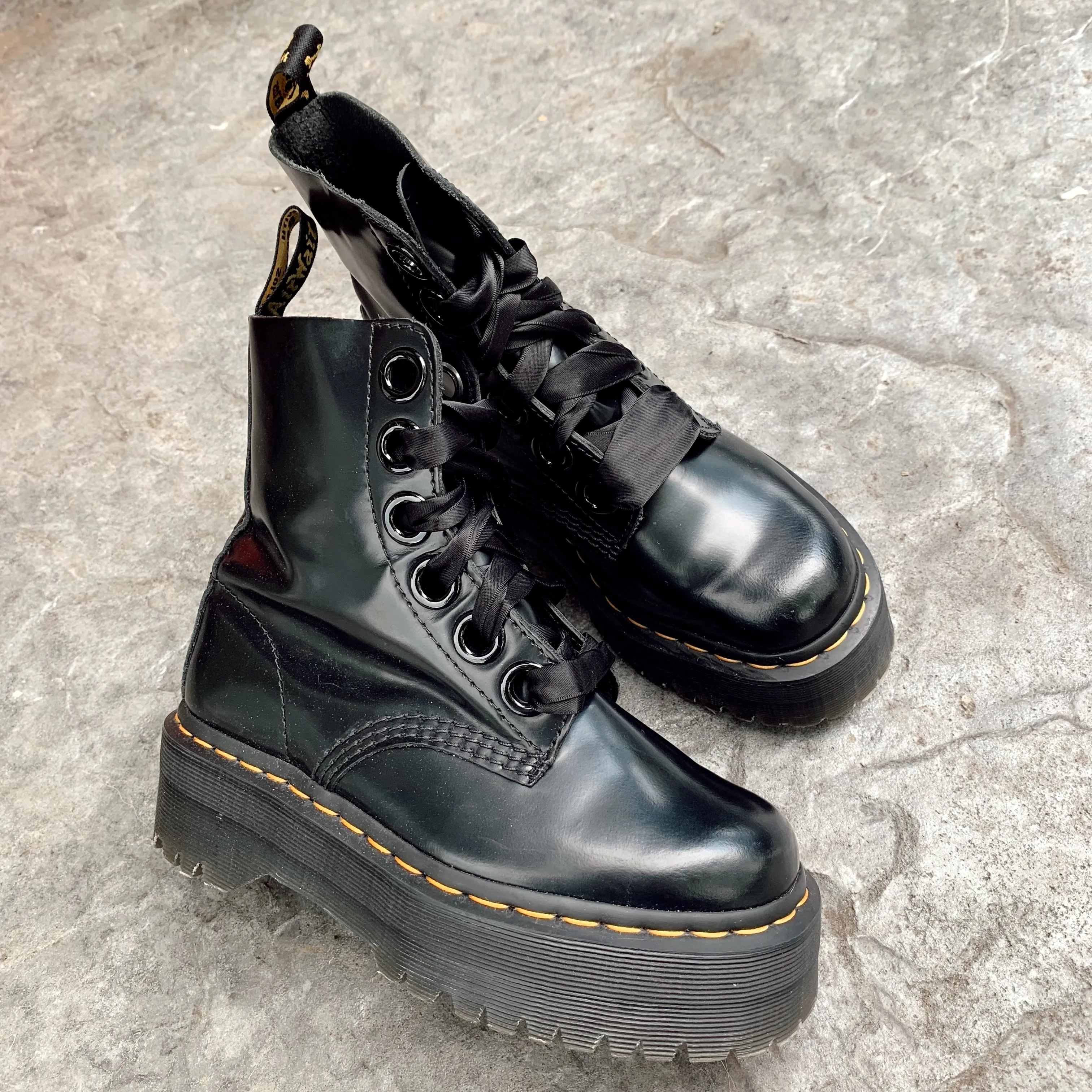 Black Molly Platform