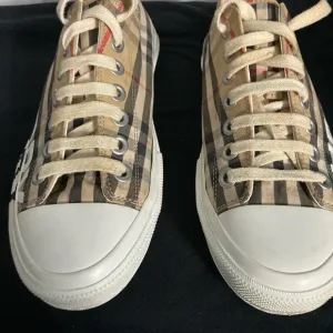 Burberry women’s Larkhill sneakers