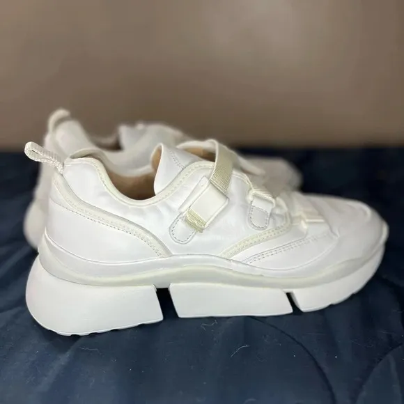 Chloe Sonnie Low Top Leather Sneaker Size 8 In White
