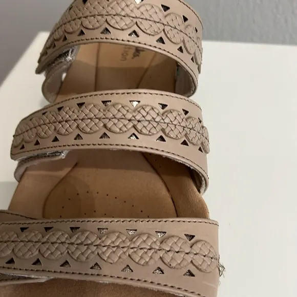 Clarks Collection: NEW Ultimate Comfort Tan Leather Sandals Velcro closure Sz 10