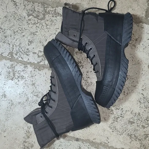 Converse Chuck Taylor Lugged Waterproof Boots Size 9W  7M