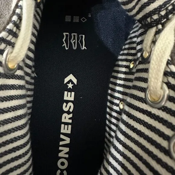 Converse Stylish high-top sneakers on a platform