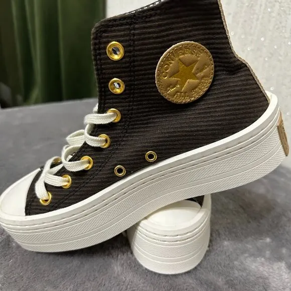 Converse Stylish high-top sneakers on a platform