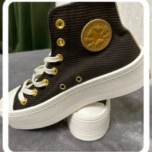 Converse Stylish high-top sneakers on a platform