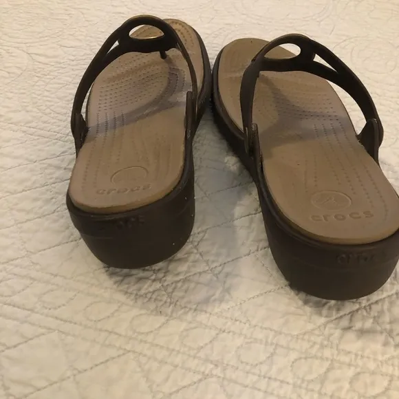 Crocs Sanrah Circle wedge thong sandals. Size 9.