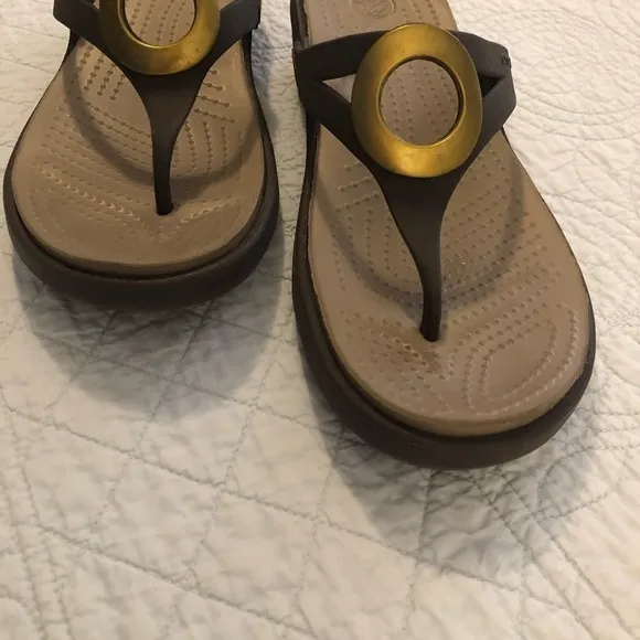 Crocs Sanrah Circle wedge thong sandals. Size 9.