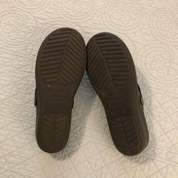 Crocs Sanrah Circle wedge thong sandals. Size 9.