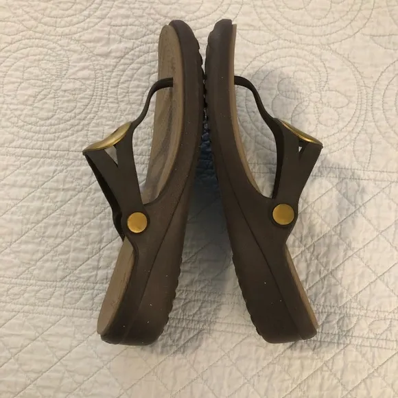 Crocs Sanrah Circle wedge thong sandals. Size 9.