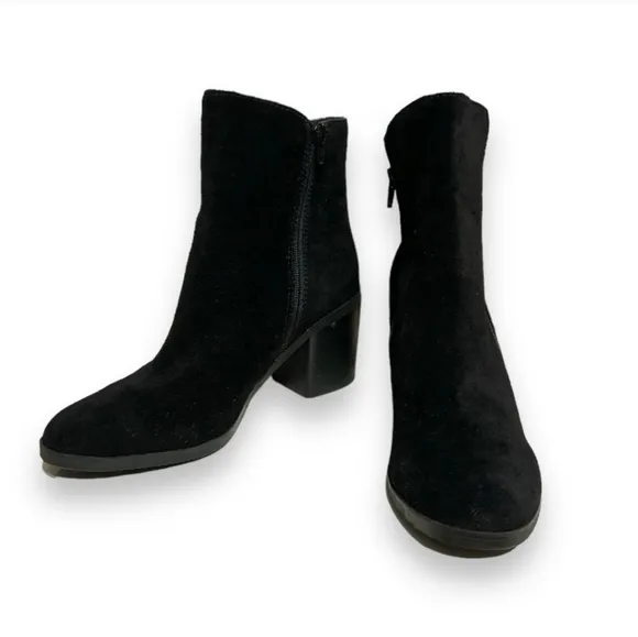 CROWN VINTAGE “Sunny” Black Suede Block Heel Ankle Boots