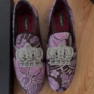 Dolce &amp; Gabbana Purple Velvet loafers with coat of arms embroidery