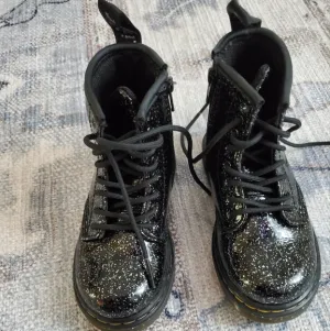 Dr. Martens Kids Toddler Black Glitter Boots sz8